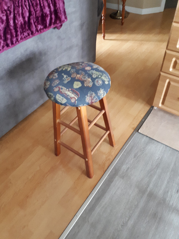 Stool with cushioned seat in Chairs & Recliners in North Bay - Image 2