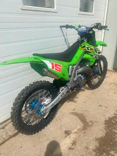 04 kx 125. Was my sons bike it had a full motor rebuild in the spring of 2023 with only a couple rid...