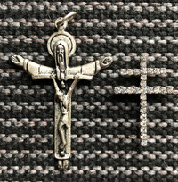 Médaillon et broche de croix