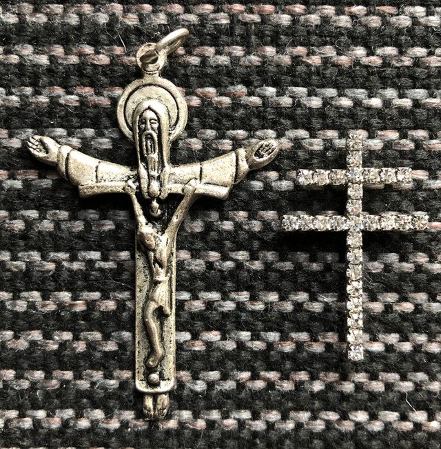 Médaillon et broche de croix dans Bijoux et montres  à Saint-Jean-sur-Richelieu