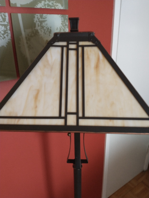 Beautiful Tiffany style stained glass floor lamp. in Indoor Lighting & Fans in Oakville / Halton Region - Image 3