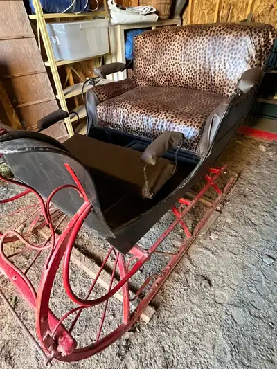 Antique horse sleigh. Excellent condition