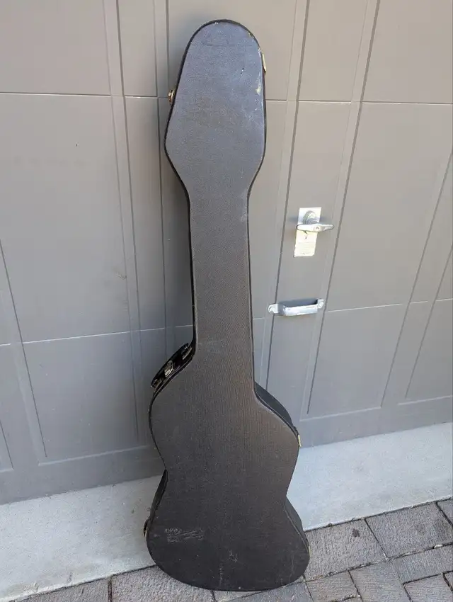 Vintage Hardshell Guitar / Bass Case in Guitars in Markham / York Region - Image 2