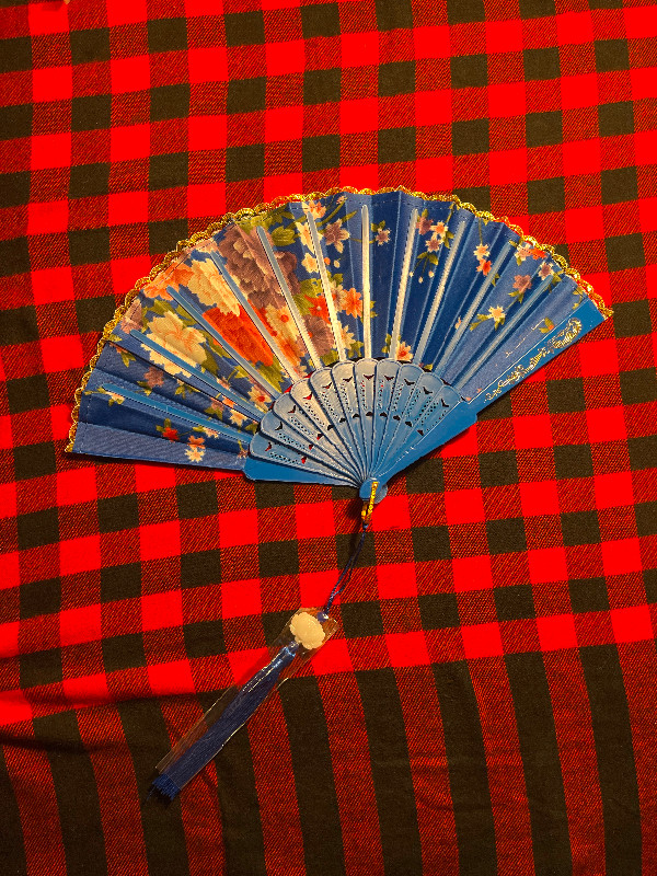 Foldable handcrafted fan, retro traditional style in blue in Arts & Collectibles in Ottawa - Image 4