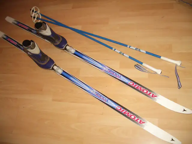 KIT ski de fond  ATOMIC  _ 185 cm + bottes 7-8 US + poles in Ski in City of Montréal - Image 9