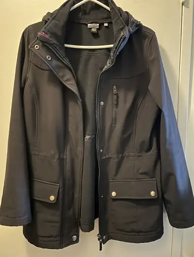 Point Zero softshell jacket in black! It's in great condition and perfect for those in-between weath...