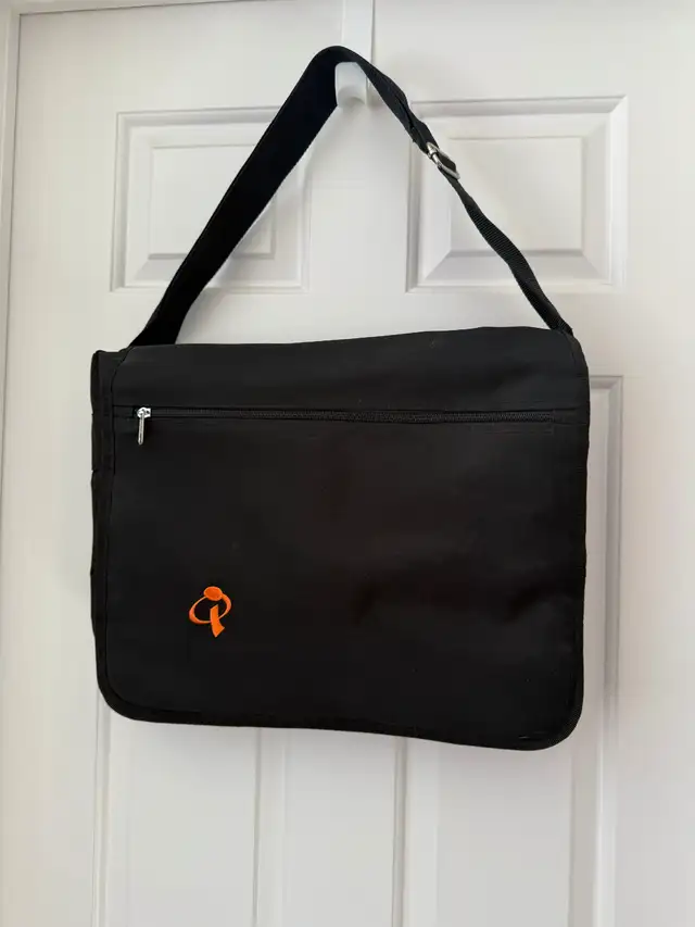 NEW - Messenger Laptop Bag, Black in Laptop Accessories in Markham / York Region - Image 2