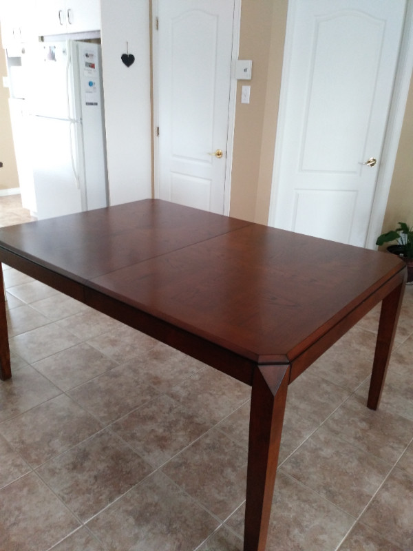 Table 200$ sans chaise dans Mobilier de salle à manger et cuisine  à Sherbrooke