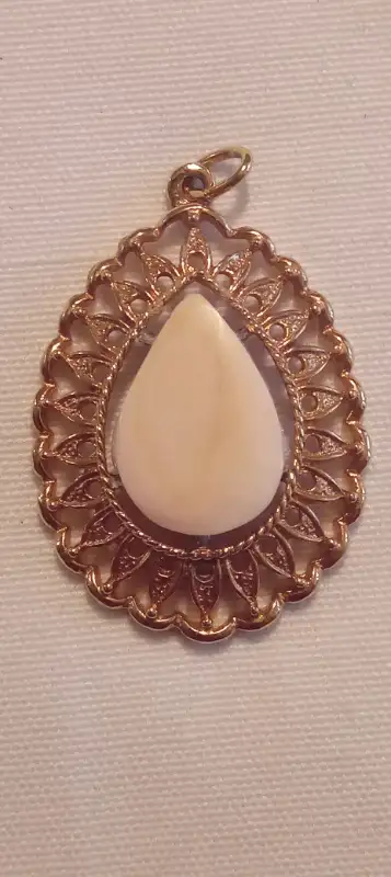 A NICE VINTAGE CANADIAN MADE "C SARAH" PENDANT TOP SET WITH A PINKISH STONE. IT IS IN PERFECT CONDIT...