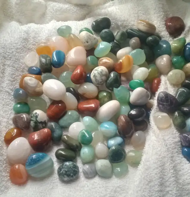 Aquarium, Decorative tumble stones gardening flower pots,tables in Other in Mississauga / Peel Region - Image 3