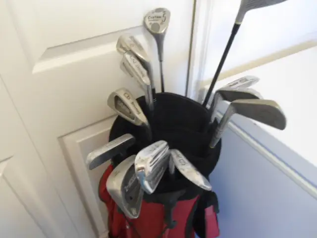 MEN'S SET OF RIGHT HANDED GOLF CLUBS WITH BAG in Golf in Sudbury - Image 11
