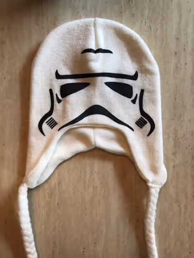 Tuque Star Trooper Star Wars portée une seule fois. Environnement sans animaux ni fumée. Si vous voy...