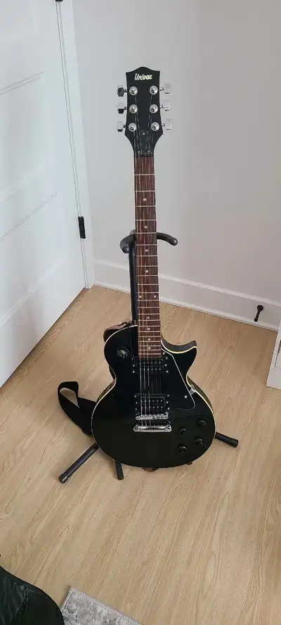 Guitare électrique neuve De marque Univox Acheté chez Costco il y a quelques années Jamais servi Vie...
