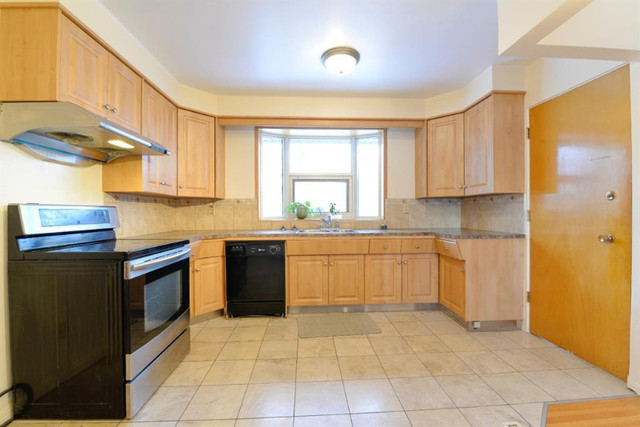 Brentwood Three Bedroom House Pet OK Closed to U of C / C-Train in Long Term Rentals in Calgary - Image 2
