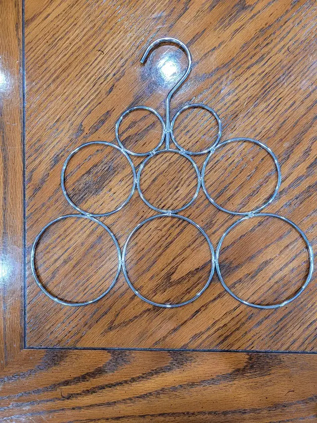 SCARF HANGER 