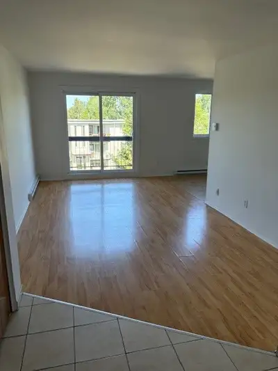 Grand logement dernier étage avec balcon. Entrée contrôlé et sécuritaire.