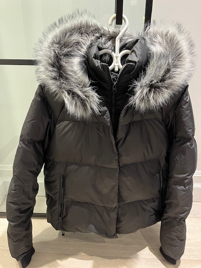 Manteau en duvet - couleur noir capuchon fixe mais fourrure amovible grandeur largeur femme - modèle...