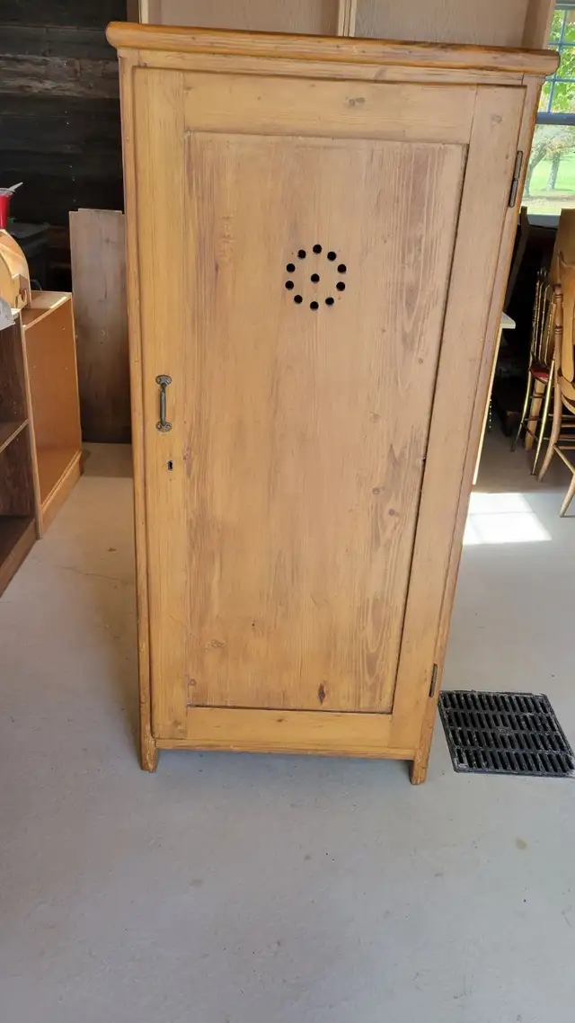 3 armoires antique en pin in Dressers & Wardrobes in Lanaudière - Image 7