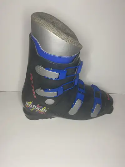 SKI SET ( ski boots, bottes, ski, bâtons) ***NEW***, View more