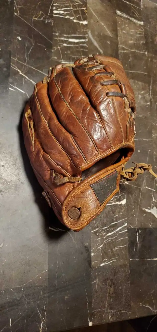 Vintage Leather Baseball Glove in Arts & Collectibles in Barrie - Image 9
