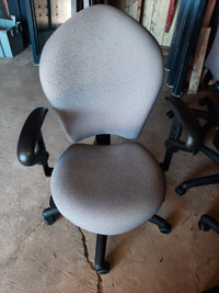 10 chaises de bureau grises très bonne condition