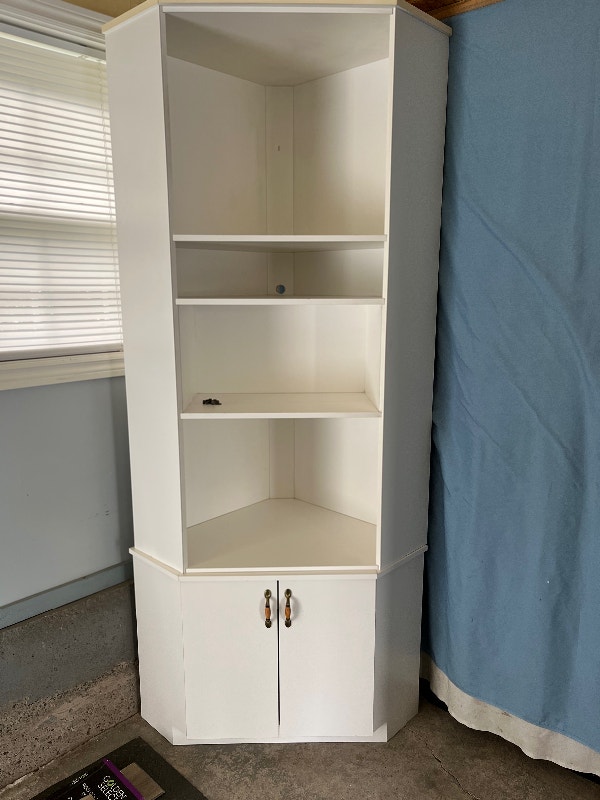 Melamine corner shelf. Armoire en coin en mélamine Bookcases
