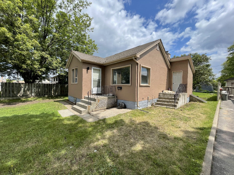 Sifton Ave spacious 2 Bed house for rent large yard top location Long