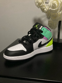 Youth Nike Jordan 1 Mid Size: 5Y