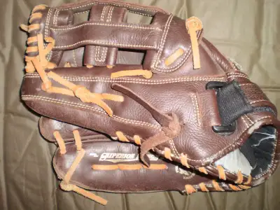 Mizuno Supreme GWS 1300, 13 inch Softball RH Glove Goes on RIGHT Hand Throw Left Beautiful Glove in...