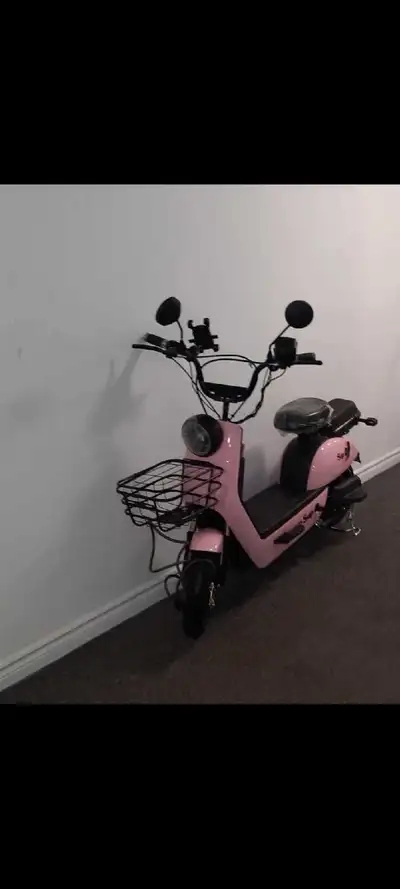 Ce scooter d'occasion est en bon état et prêt à rouler! Un excellent choix pour la mobilité urbaine,...