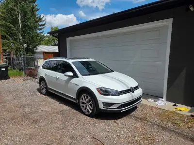 Fully optioned Golf Alltrack including 4motion AWD, 6 spd DSG, leather (drivers 8 way electric adj)...