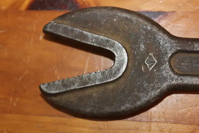 Old No. 2 Bull Dog Wrench - J. H. Williams & Co. in Arts & Collectibles in London - Image 6