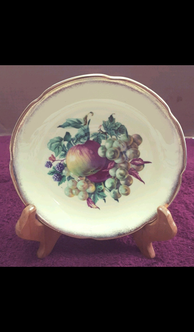 Royal Grafton Fruit Series in Pale Yellow and Gold Trim in Arts & Collectibles in Leamington - Image 3