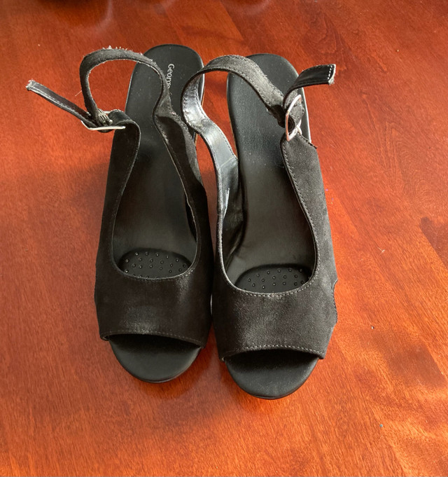 Sandales noires et beiges dans Femmes - Chaussures  à Laval/Rive Nord - Image 2