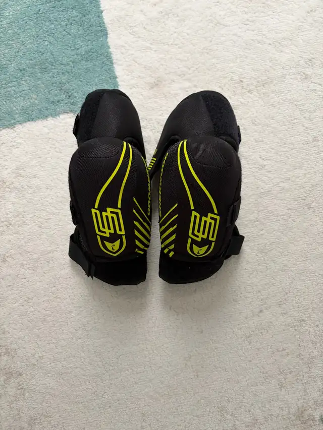 Like NEW***Sherwood Rekker junior hockey elbow pads size large in Hockey in Oakville / Halton Region - Image 5