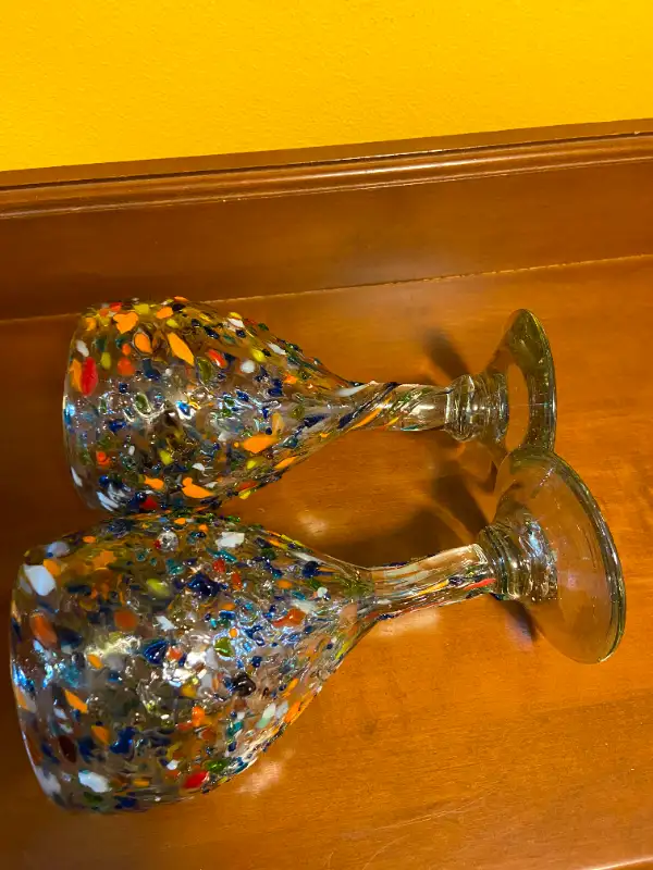 Pair of Handblown Mexican Glass Pebbled Confetti Wine Glasses in Arts & Collectibles in Oshawa / Durham Region - Image 9
