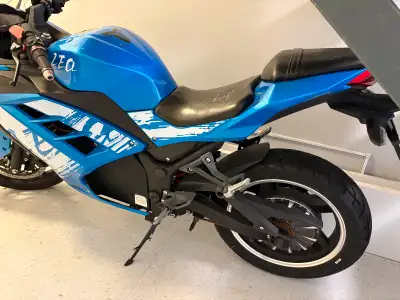 À qui la chance j’ai une moto électrique tao leo à vendre toujours bien entretenu toujours garder au...