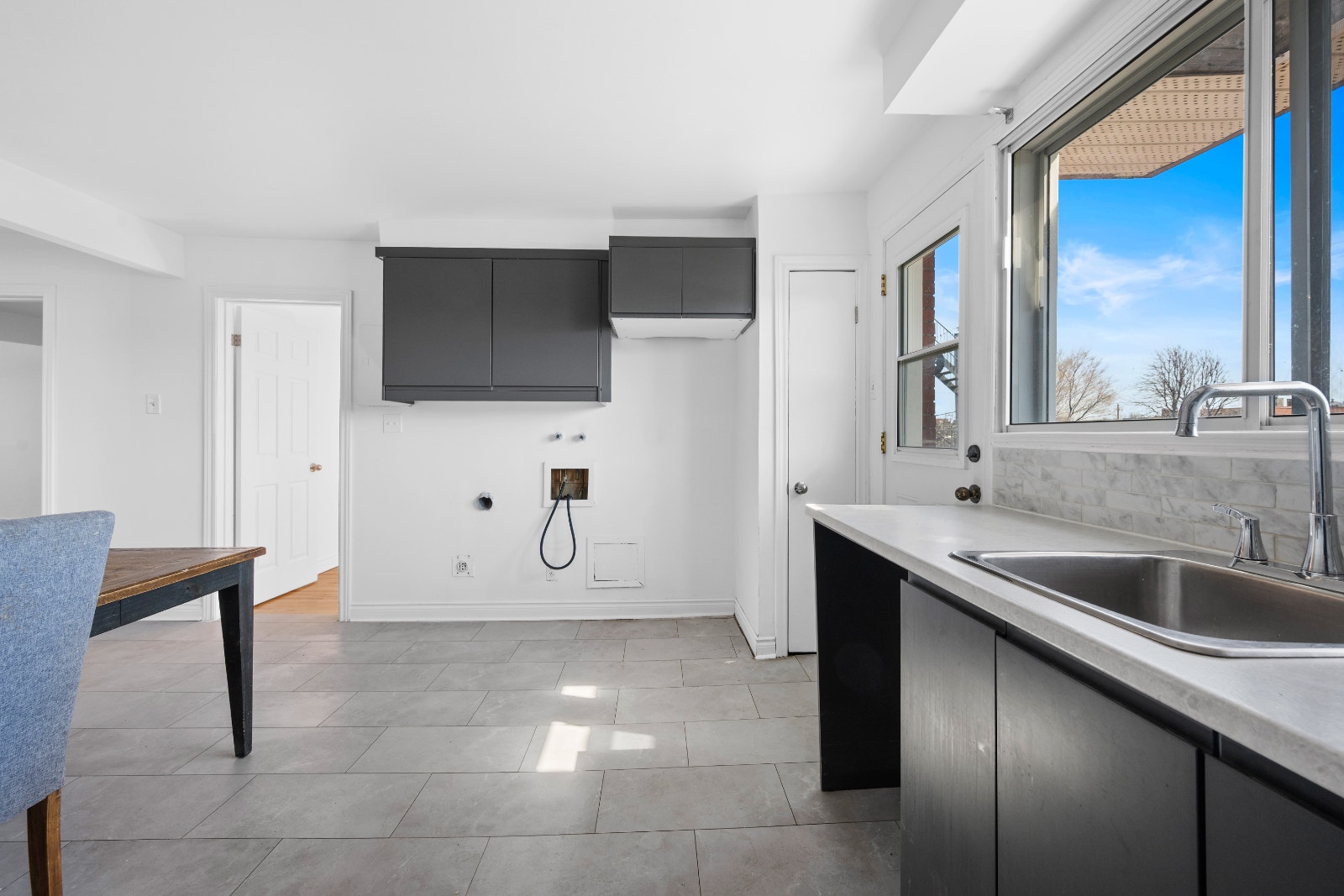 Impeccable 5½ avec 3 chambres à coucher, Libre Immédiatement !! — photo 3