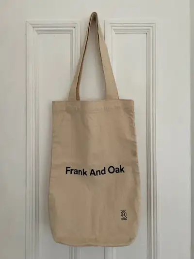 Tote bag Frank And Oak beige parfait pour y trainer des bouteilles de vin