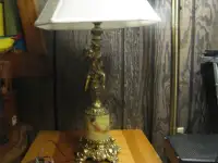 Deux lampes de table identiques.
