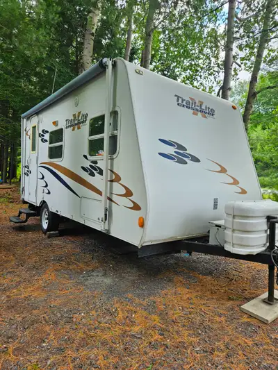 Roulotte TRAIL-LITE en bonne condition, aucune infiltration d'eau, air climatisé, chauffage, frigida...