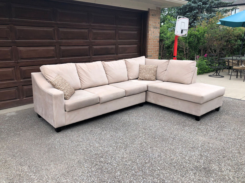 Sectional sofa in excellent condition with delivery Couches & Futons Markham / York Region