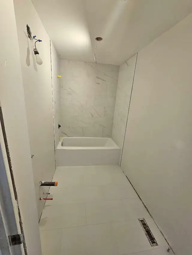 Tile installer 476380019850618889