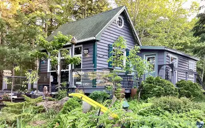 Crystal clear fresh water lake studio bunkie lies 15 minutes from Mahone Bay inland. Her walls are e...