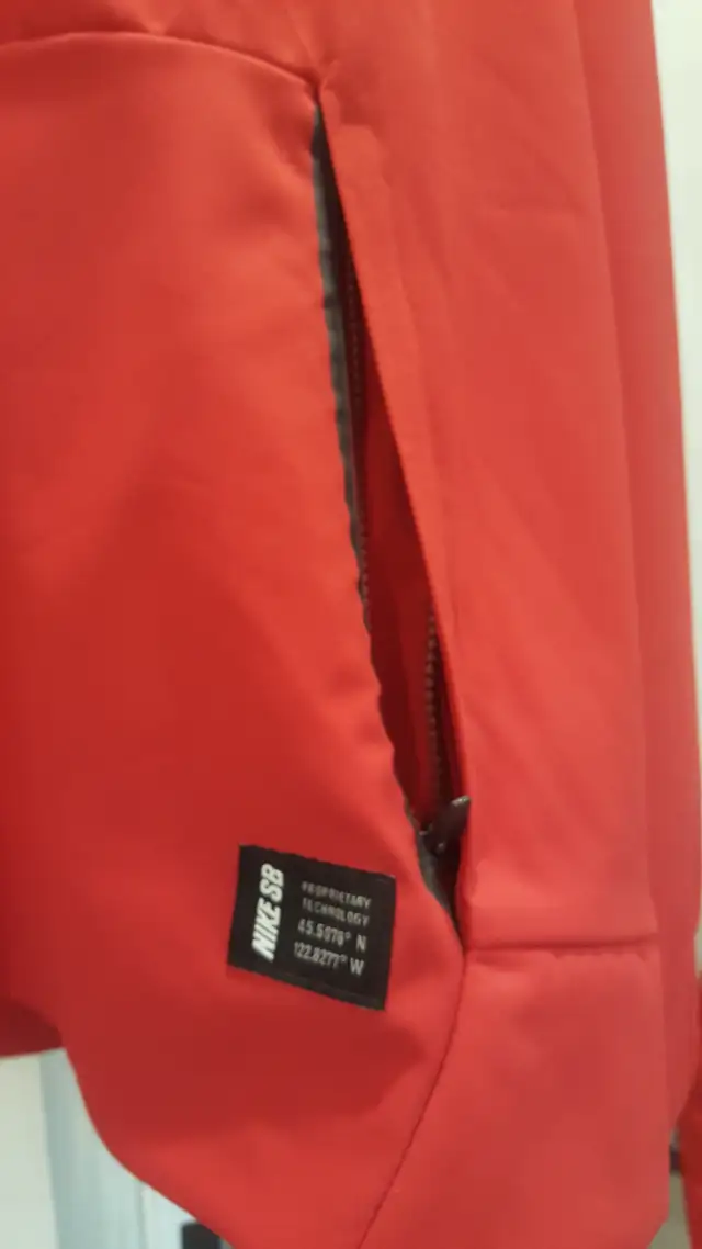 Nike SB Hoodie with facemask in Men's Shoes in Kitchener / Waterloo - Image 4