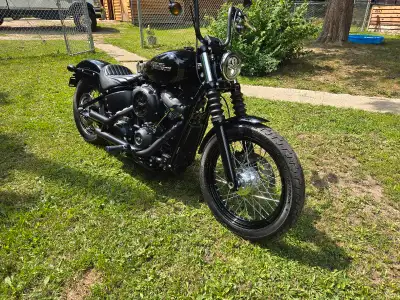This bike is absolutely beautiful and is pretty much in brand new condition. -1100km - completely st...