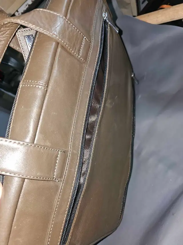 Ecco leather laptop briefcase in Laptop Accessories in Oakville / Halton Region - Image 7