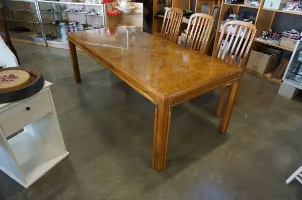 TABLE - DINING- VINTAGE - 6 Chairs - 2 Leaves in Dining Tables & Sets in Delta/Surrey/Langley - Image 3