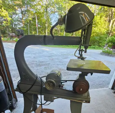 Selling a very solid built beaver scrollsaw. Comes with blades and a cart to move around the shop, v...