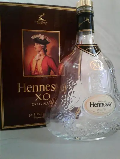 Hennessy 750ml empty bottle and Box condition like new email contact/ thanks